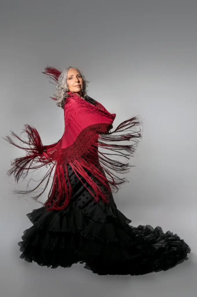 Rocío Pozo girando con mantón rojo sobre bata de cola negra